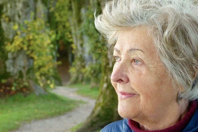 mild cognitive impairment - Senior woman looking thoughtfully into the distance - Neighborly Home Care